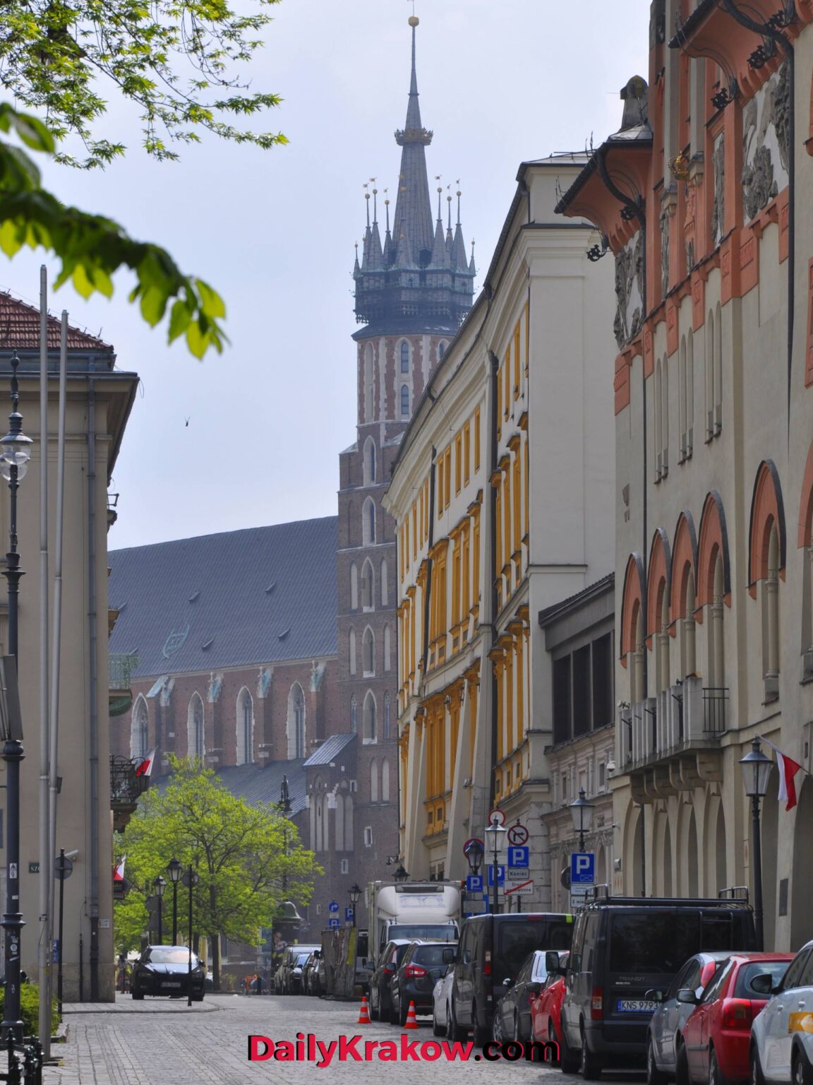 How far is Krakow city centre from the Old Town? What is